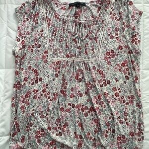 Tommy Hilfiger Floral Top Size Large. EUC. Cap sleeves with Pleated Yoke.